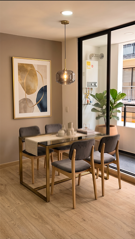 Comedor y balcón del apartamento
